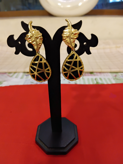Gold earing with crystal 