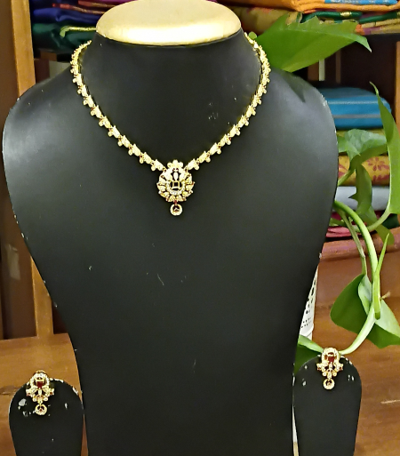 Sleek zircon necklace