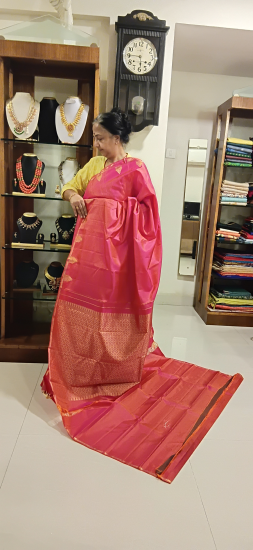 Classic Pencil Line Motive Border